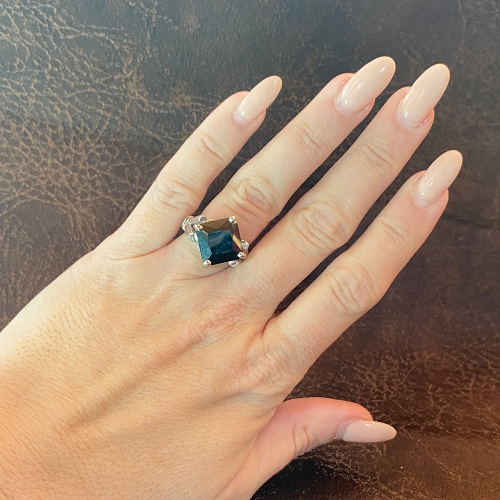 Elegant Silver and Black Gemstone Ring